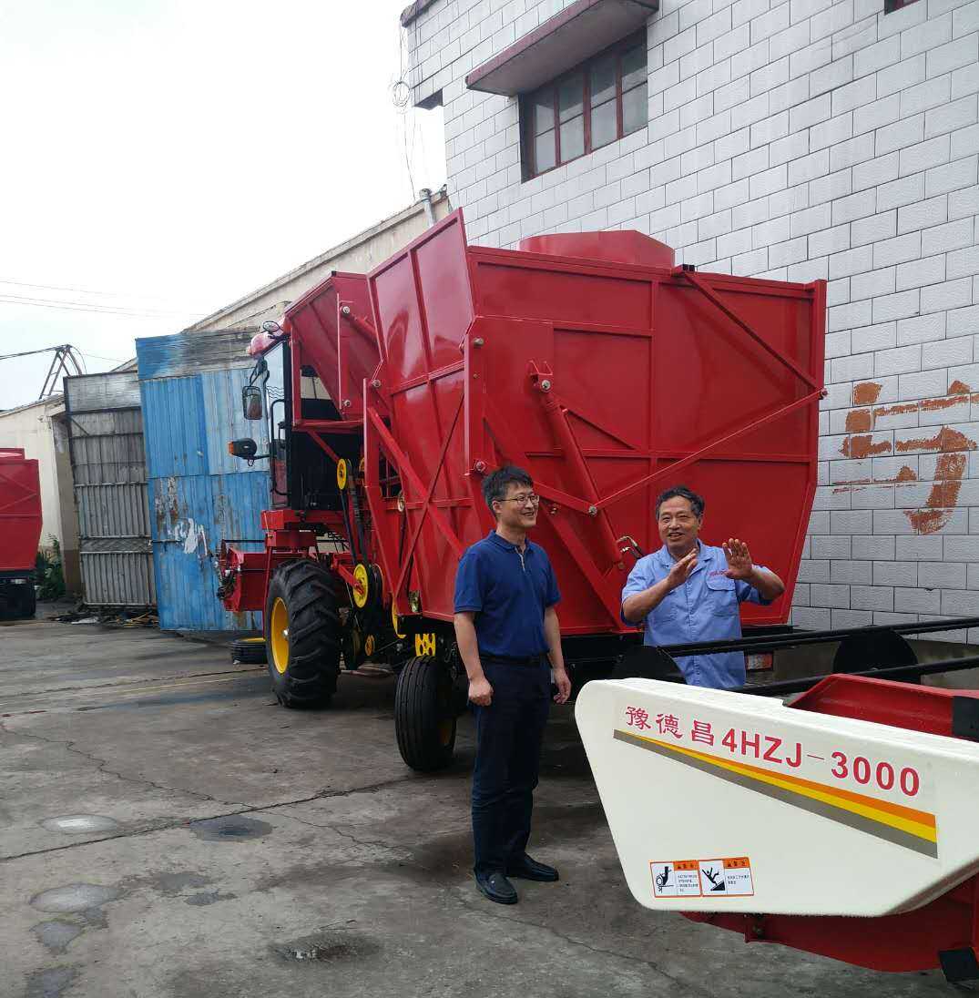 張新總經(jīng)理(左)走訪花生收獲機(jī)械企業(yè)