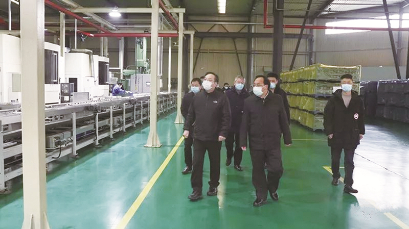 圖為鐘樓區(qū)區(qū)委書記趙正斌(中)在史新昆董事長(左)陪同下視察機加工廠重大專項車間