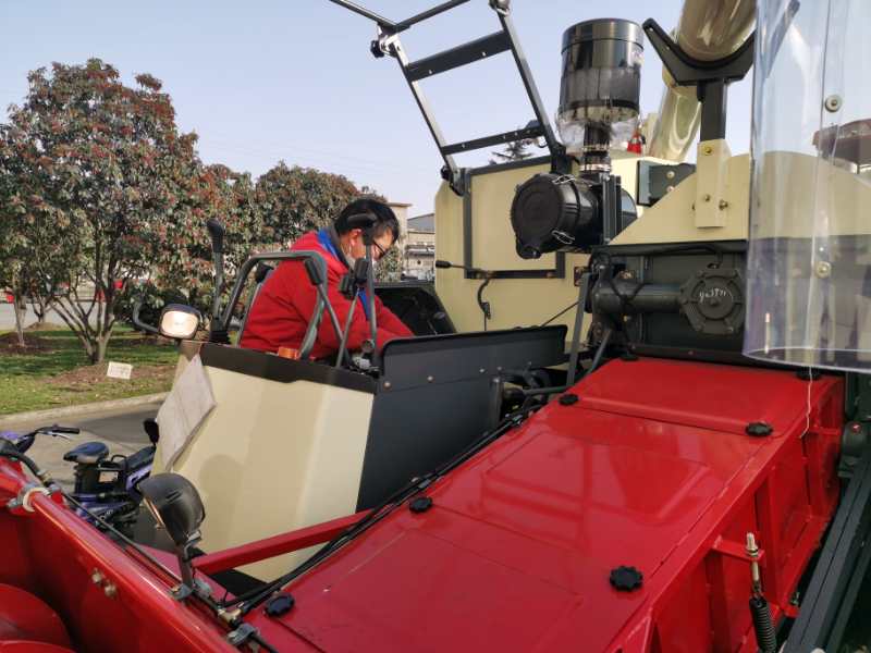 圖為市場(chǎng)服務(wù)人員現(xiàn)場(chǎng)服務(wù)