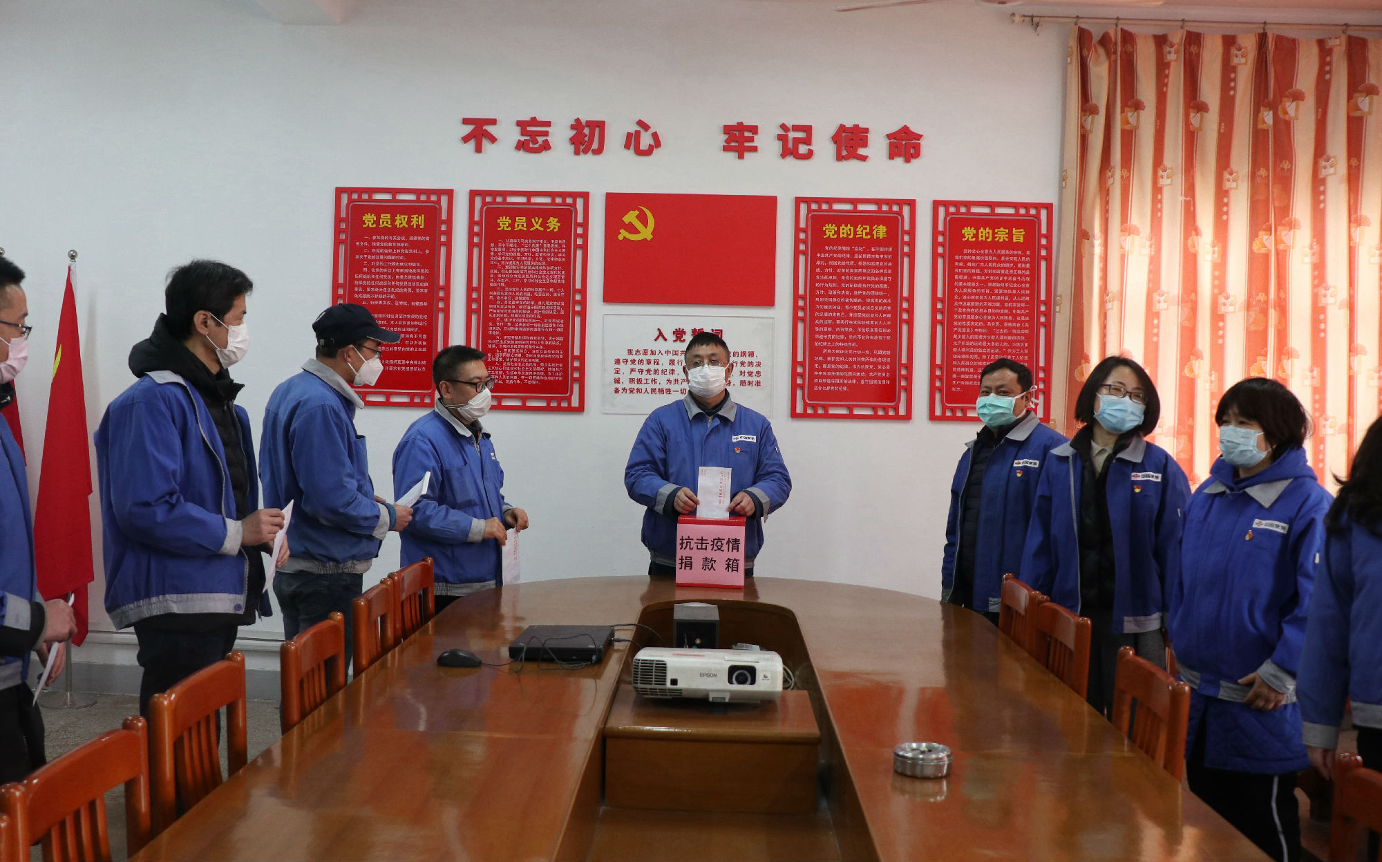 圖為加工黨總支捐款現(xiàn)場