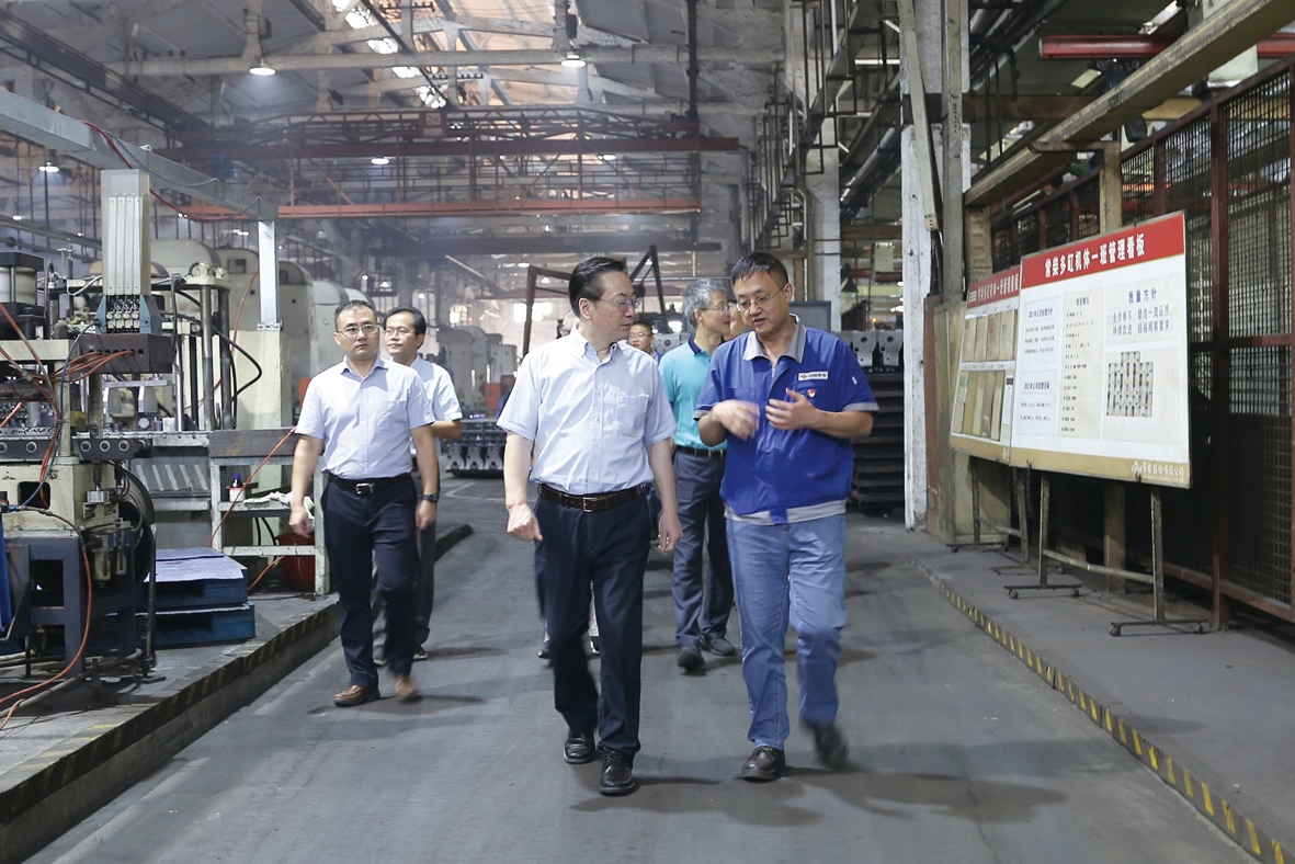 圖為公司領導一行檢查機加工廠生產現場_副本.jpg