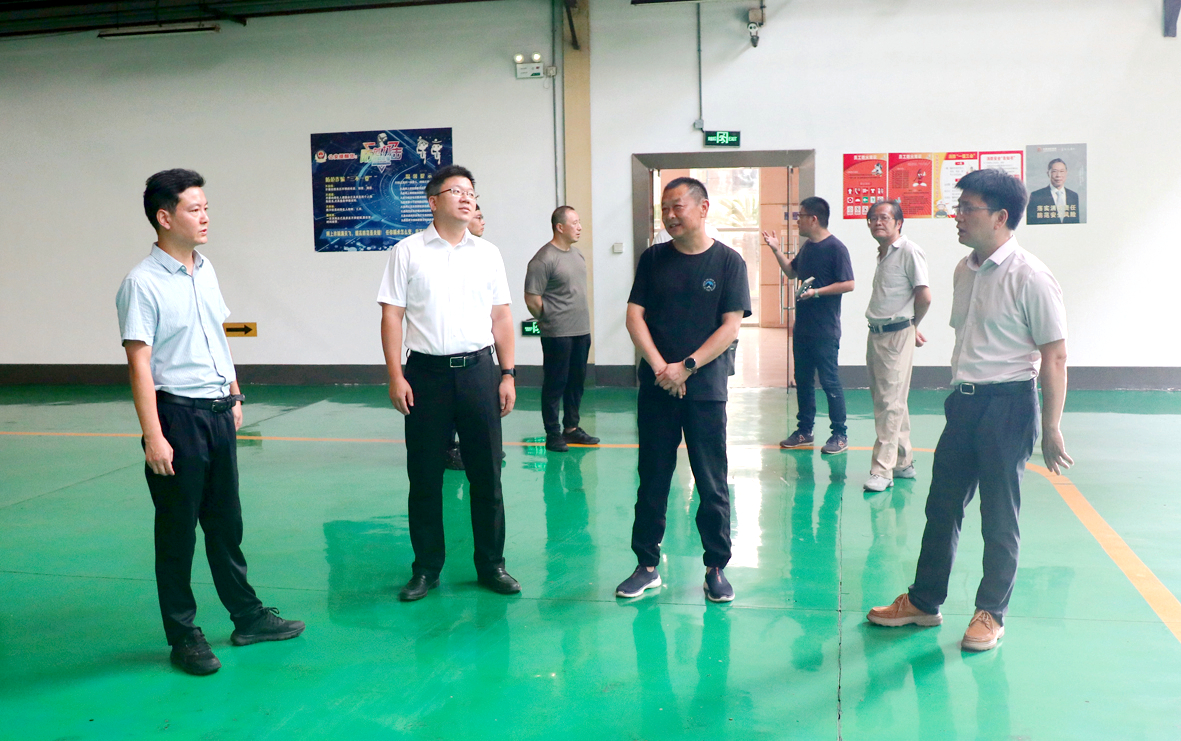 圖為督查組一行查看機加工廠試制車間_副本.jpg