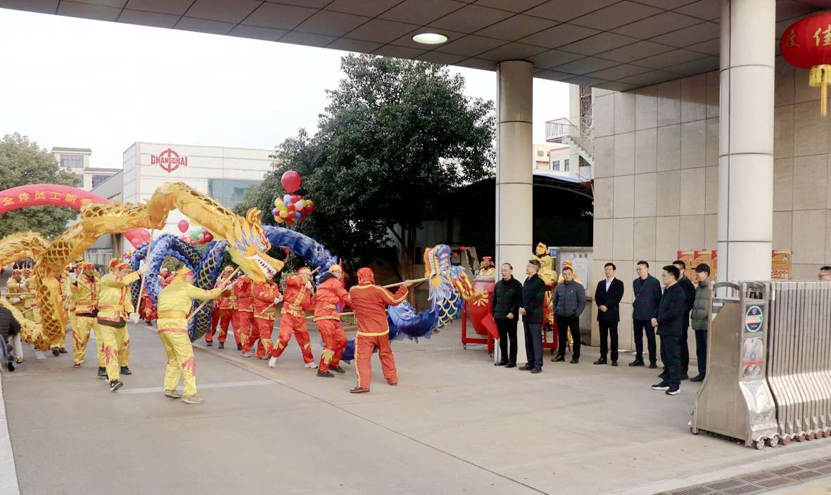 圖為蛇年春節(jié)后首個(gè)工作日公司領(lǐng)導(dǎo)在大門口迎接員工_副本.jpg