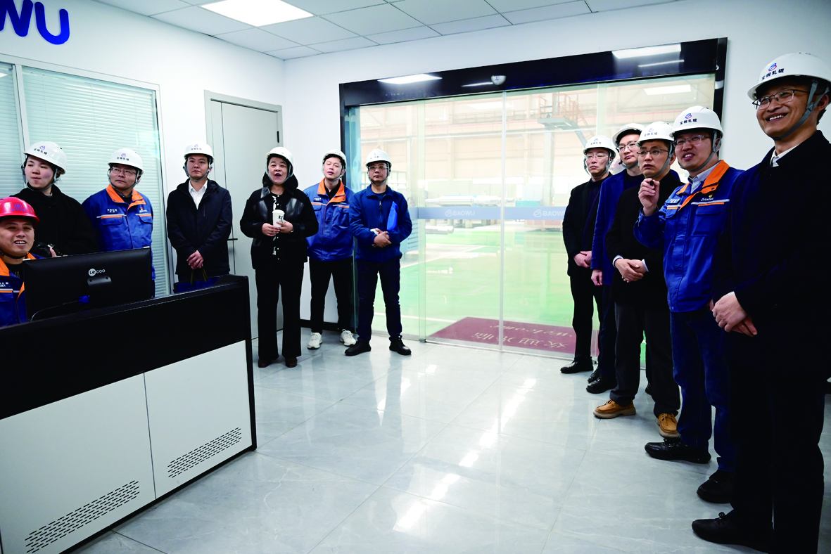 圖為公司領(lǐng)導(dǎo)一行參觀寶鋼軋輥全生命周期智慧服務(wù)中心.jpg
