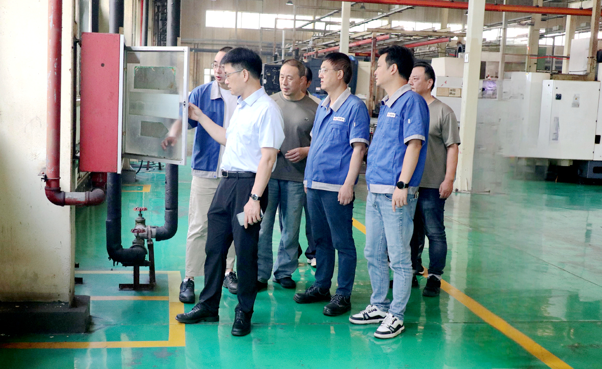 圖為公司領(lǐng)導(dǎo)一行檢查機(jī)加工廠生產(chǎn)現(xiàn)場(chǎng)_副本.jpg